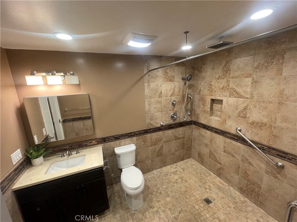 French Walk In Shower, easy cleanup - 124 Tangelo Unit 390, Irvine CA 92618 - photo 7