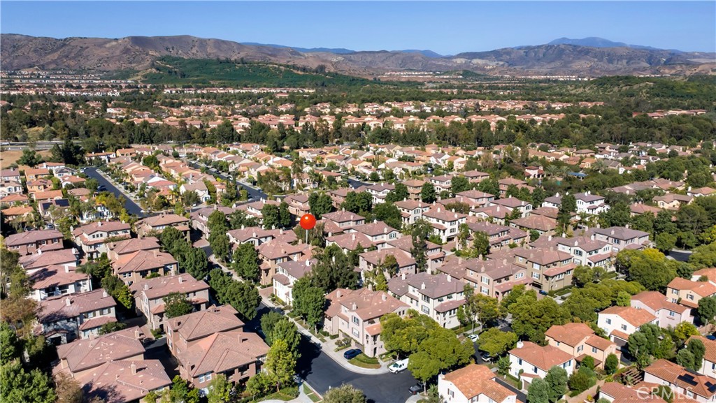 Red balloon marks the spot. - 128 Talmadge, Irvine CA 92602 - photo 2