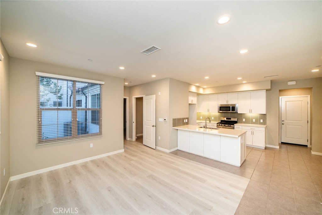 128 Tubeflower, Irvine CA 92618 - photo 2