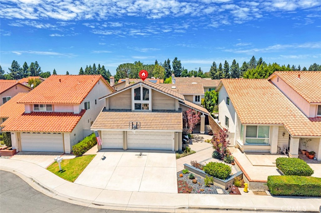 Fantastic location at end of quiet cul de sac backing to trail. Make 14 a DONE DEAL! - 14 Brillantez, Irvine CA 92620 - photo 1