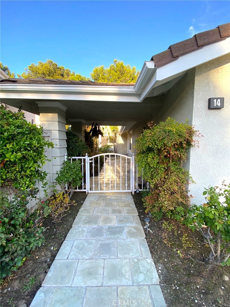 Private gated courtyard - 14 Rainbow Lk 3, Irvine CA 92614 - photo 2