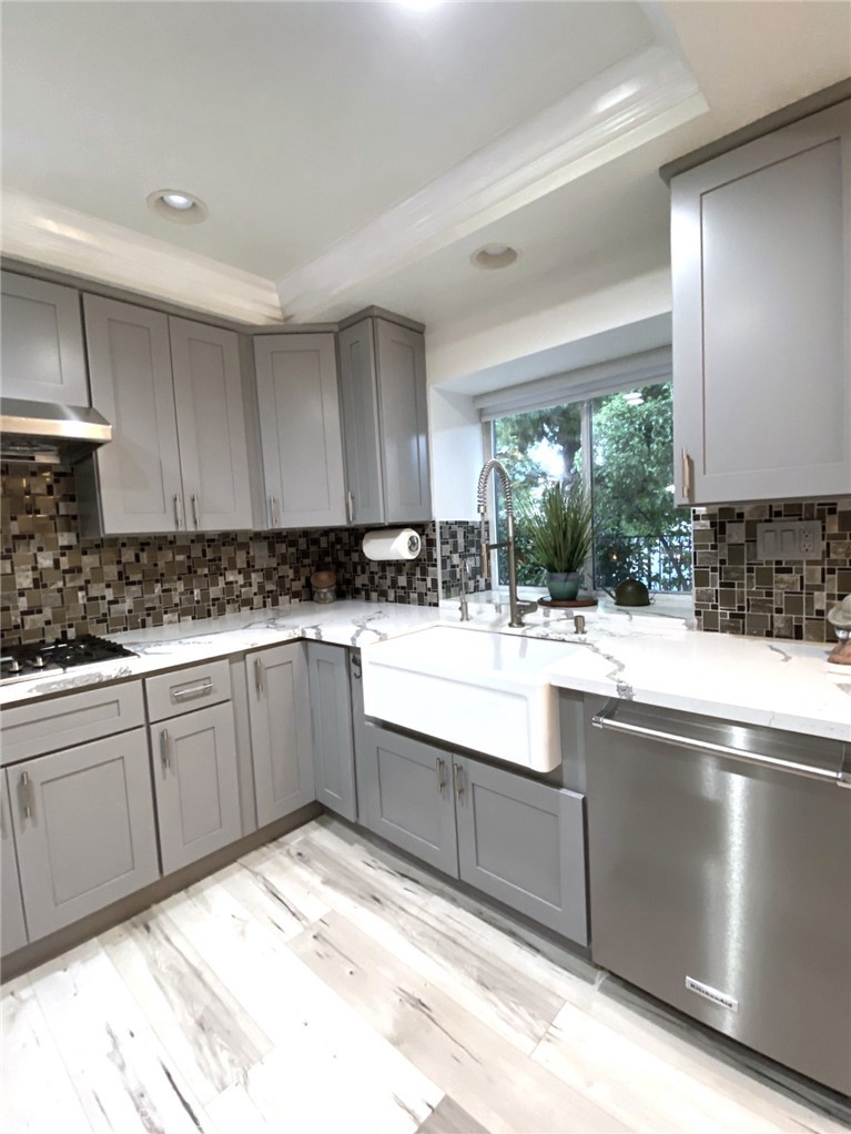 Large window overlooking the backyard - 14 Rainbow Lk 3, Irvine CA 92614 - photo 8