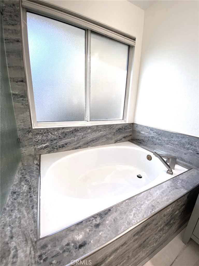 Master-bath soaking tub - 14 Rainbow Lk 3, Irvine CA 92614 - photo 28
