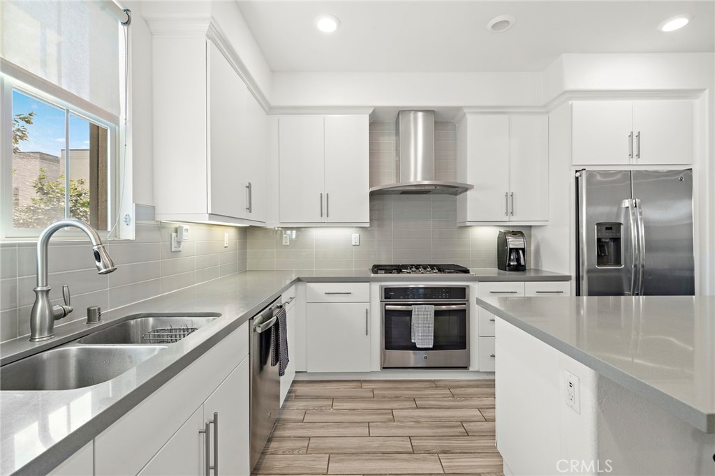 Light and bright kitchen. - 144 Paramount, Irvine CA 92618 - photo 5