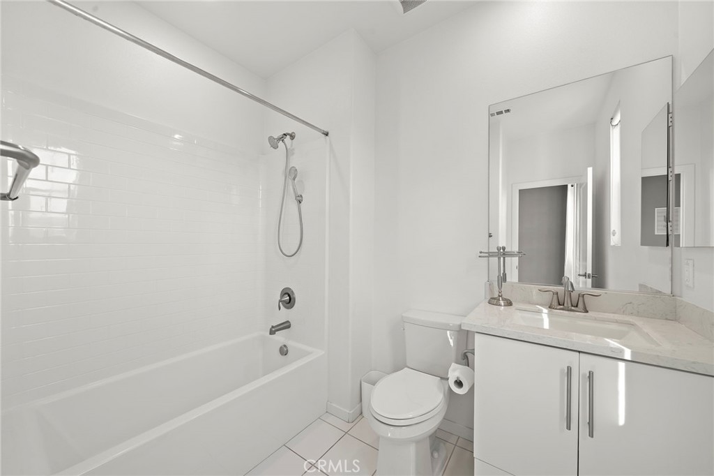 En-Suite bathroom for secondary bedroom. - 144 Paramount, Irvine CA 92618 - photo 21