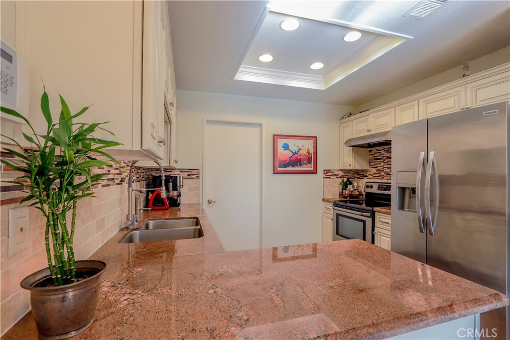 Kitchen - 148 Alicante Aisle, Irvine CA 92614 - photo 9