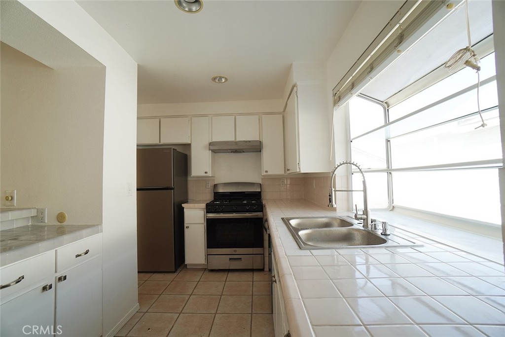 14925 Laurelgrove Circle, Irvine CA 92604 - photo 5