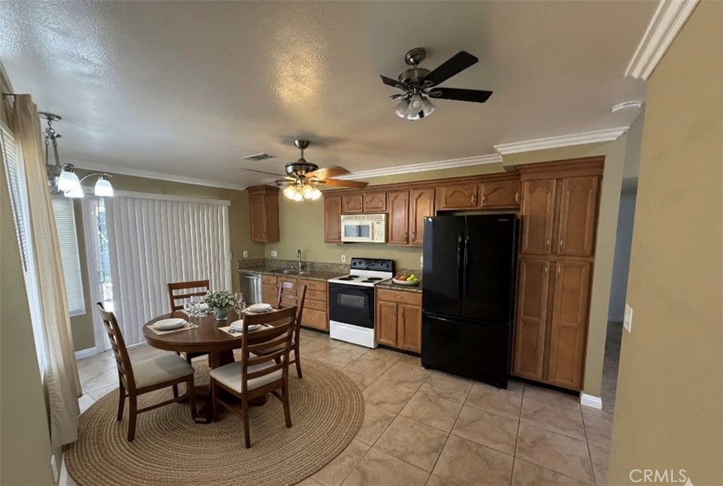 Ample kitchen area for dining - 14942 Waverly Lane, Irvine CA 92604 - photo 3
