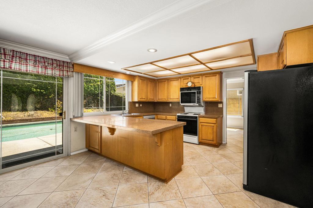 25-web-or-mls-DSC_2637 - 15432 Cherbourg Avenue, Irvine CA 92604 - photo 19
