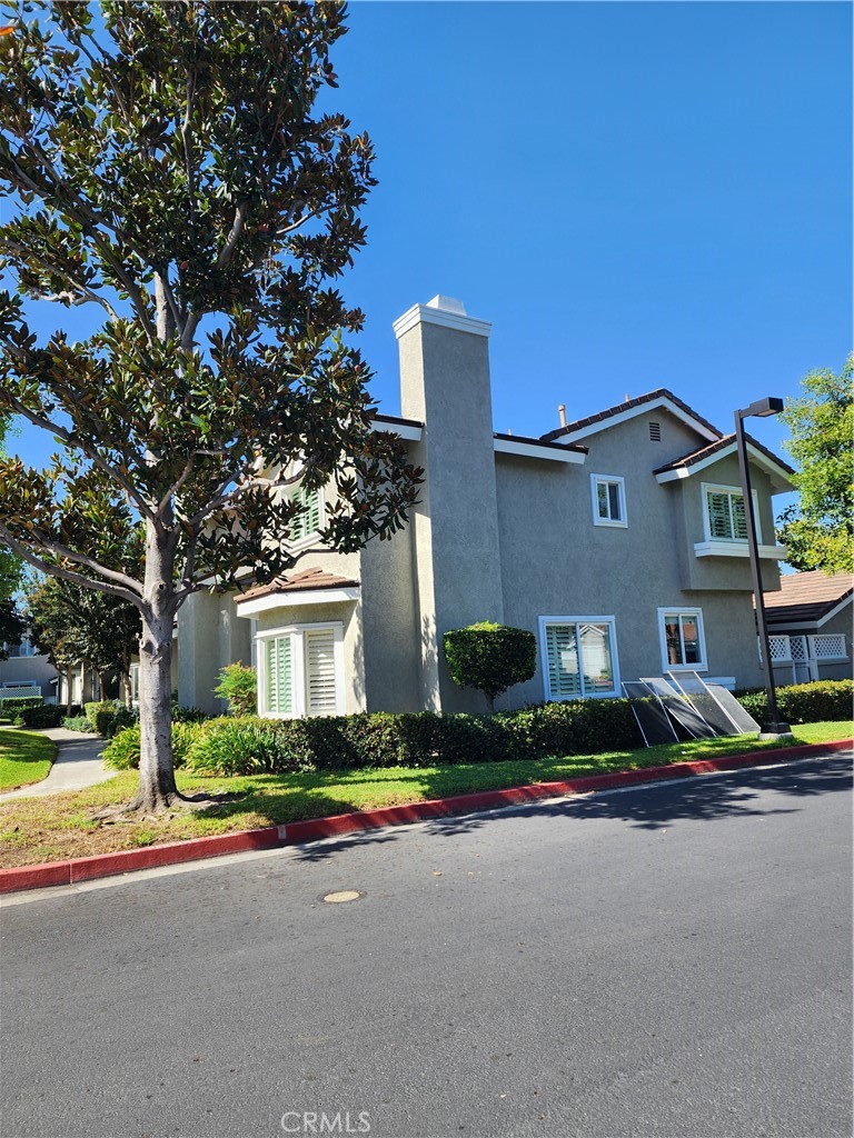 Large side yard adjacent to street, - 168 Greenmoor 72, Irvine CA 92614 - photo 4