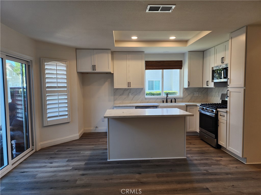 Modern Kitchen with island. - 168 Greenmoor 72, Irvine CA 92614 - photo 9