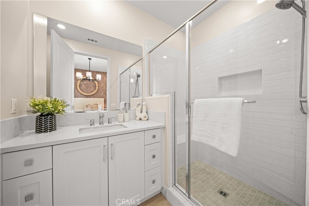MAIN FLOOR BEDROOM SUITE OFFERS ITS OWN PRIVATE FULL BATHROOM - 187 Sawbuck, Irvine CA 92618 - photo 28