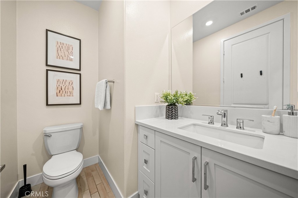 MAIN FLOOR BEDROOM SUITE OFFERS ITS OWN PRIVATE FULL BATHROOM - 187 Sawbuck, Irvine CA 92618 - photo 29