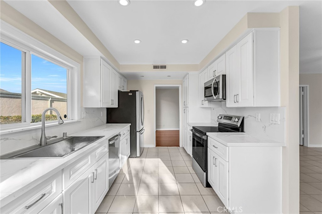 19301 Sierra Inez, Irvine CA 92603 - photo 17
