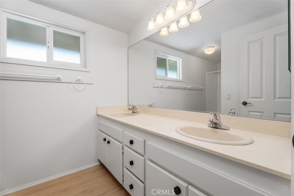 Upstairs Bath with Tub/Shower Combo - 19361 Sierra Perla, Irvine CA 92603 - photo 33
