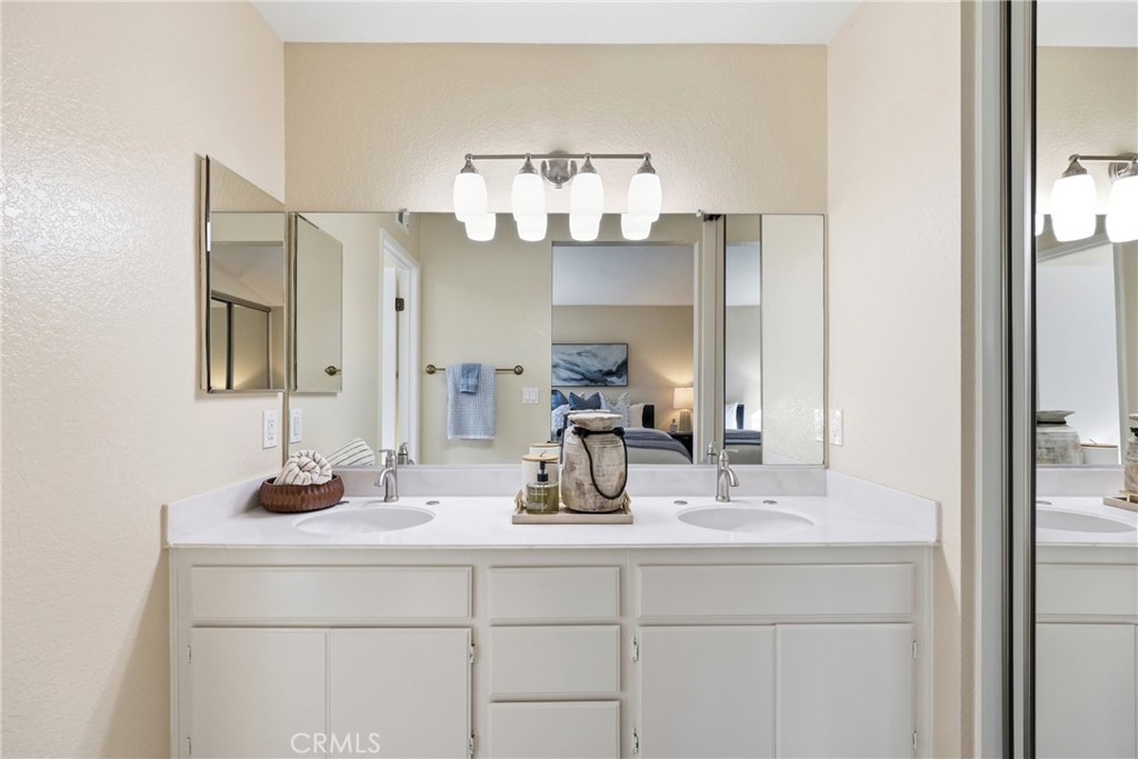Master Bathroom - 2 Pebble, Irvine CA 92614 - photo 15
