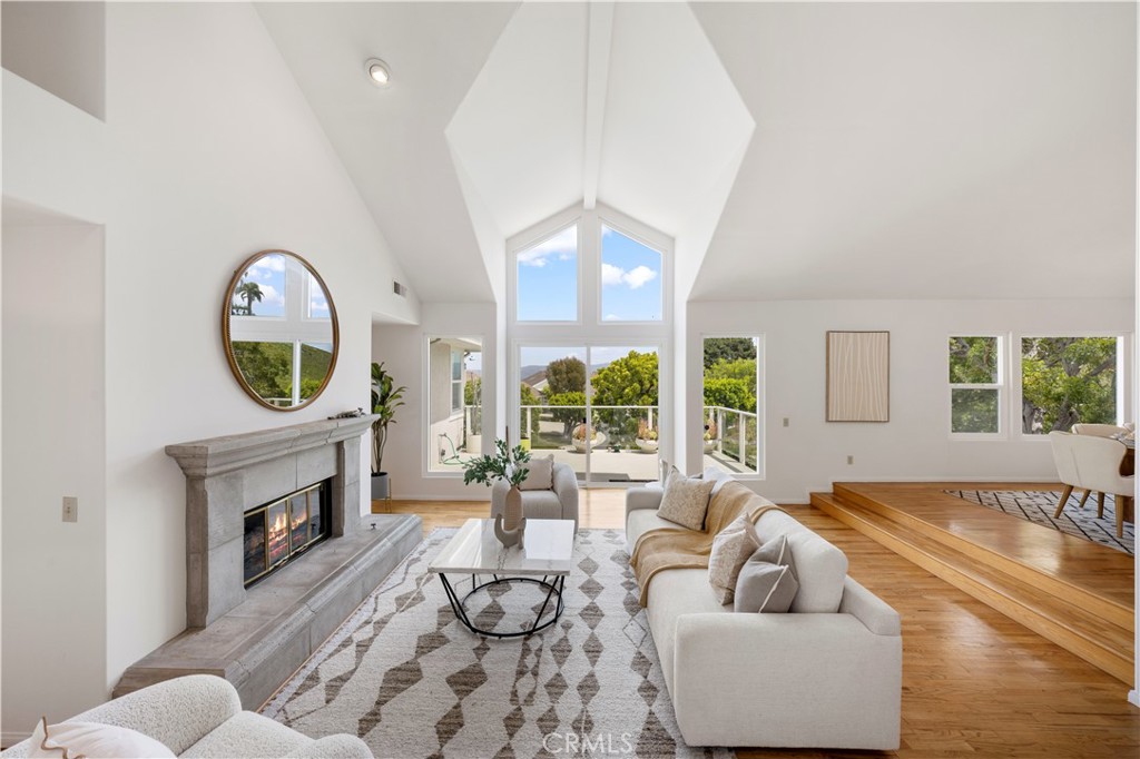 2 Saros 70, Irvine CA 92603 - photo 1