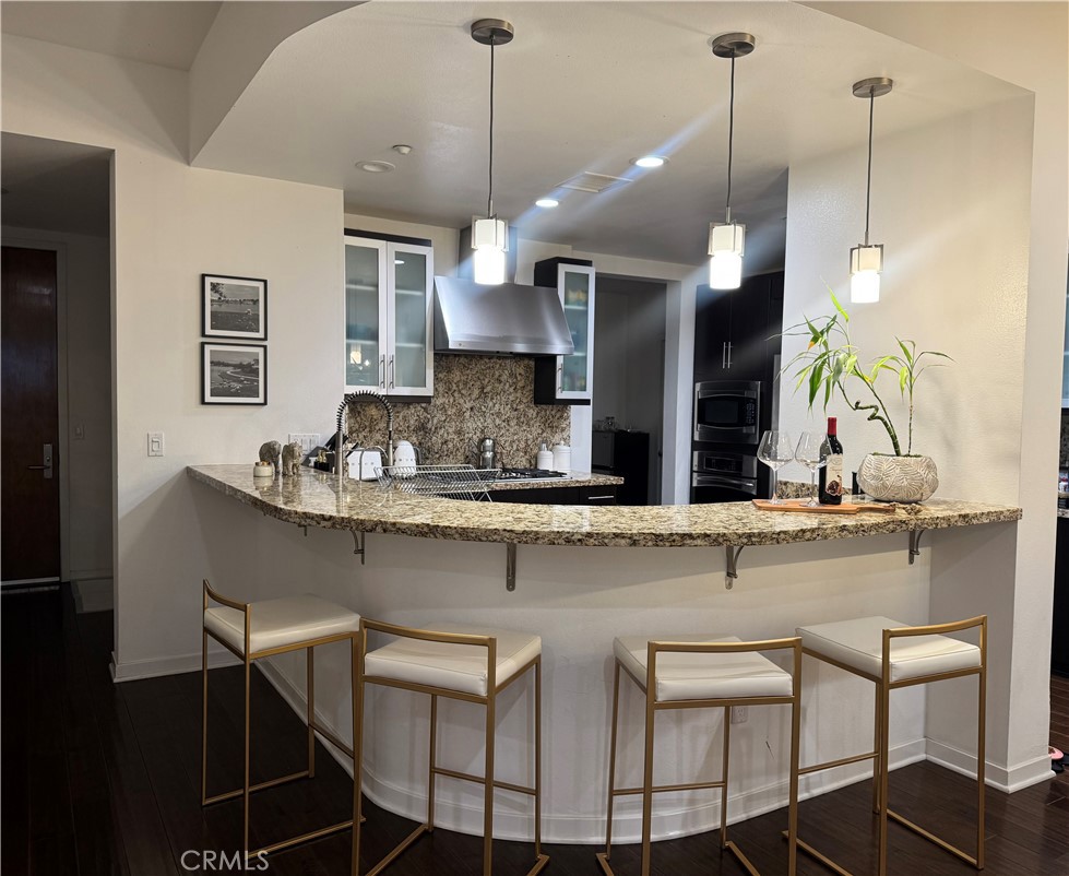 wonderful island equipped with bar chairs perfect for entertainment. - 21 Gramercy 218, Irvine CA 92612 - photo 6