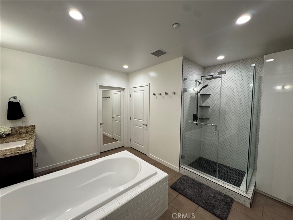 Full size bath tub and a his and hers sinks. - 21 Gramercy 218, Irvine CA 92612 - photo 26