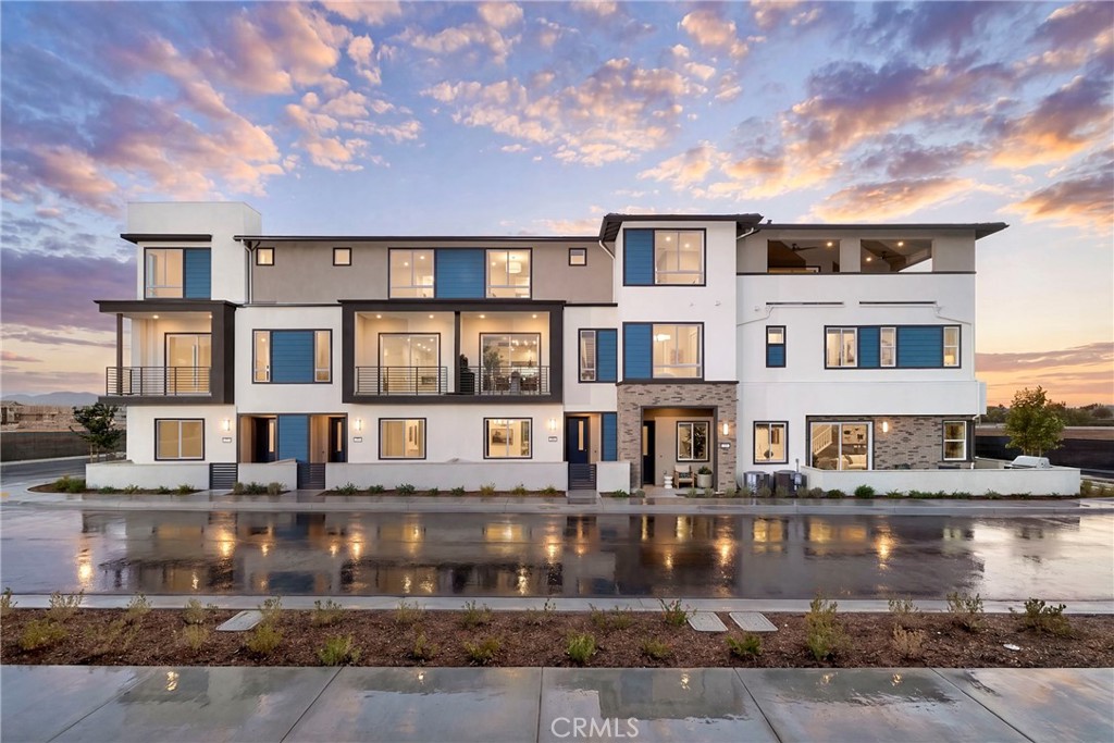 Model Photos: Photos shown are of the model home for this floor plan. Actual finishes, features, and landscaping may var - 217 Blue Wing, Irvine CA 92618 - photo 20