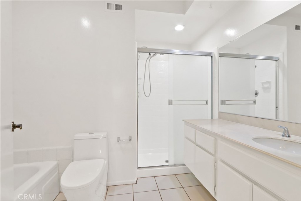 Shower was newly glazed. - 22 Clover, Irvine CA 92604 - photo 11