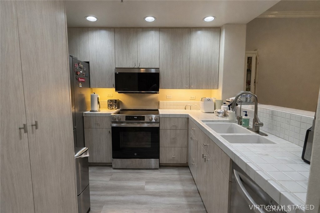 2253 Martin 107, Irvine CA 92612 - photo 5