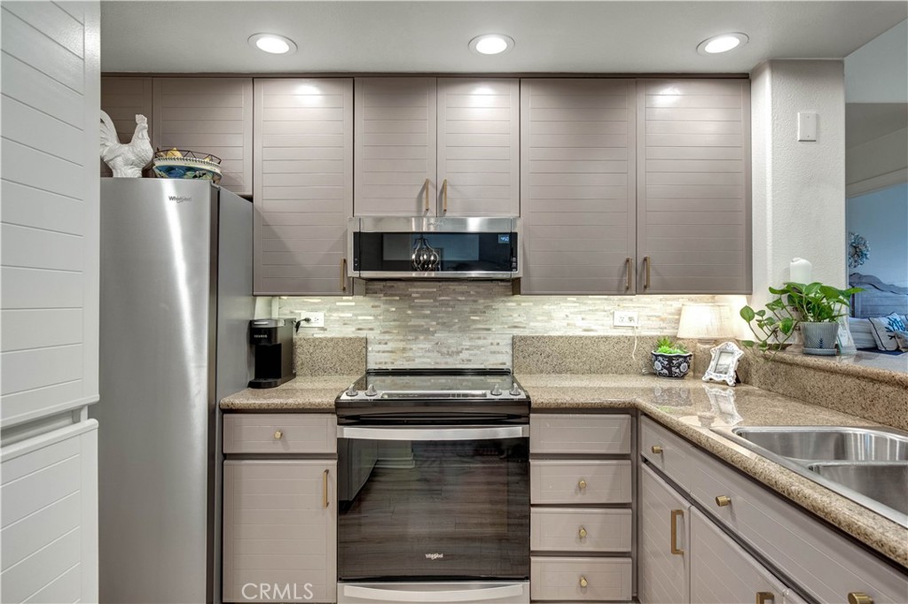 2253 Martin 420, Irvine CA 92612 - photo 25