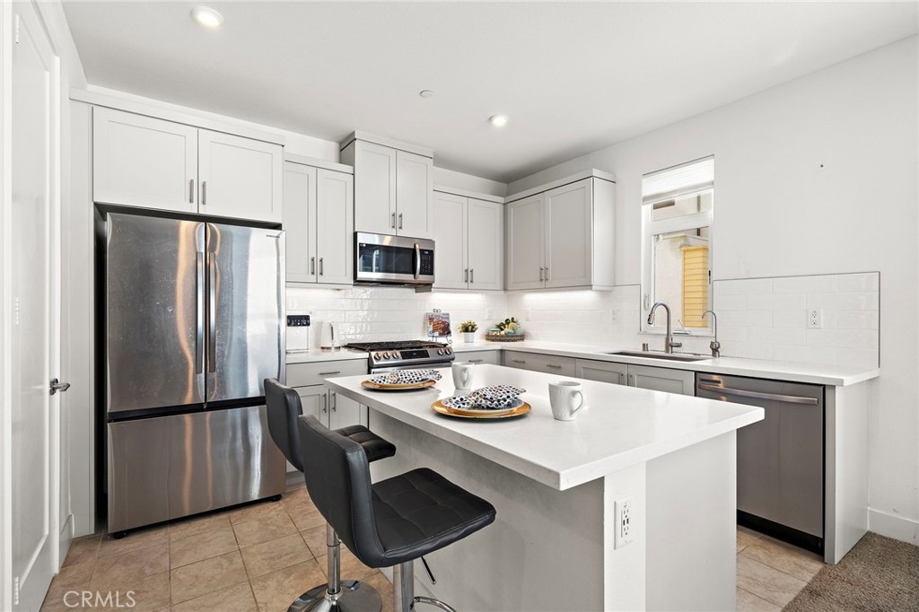 Gourmet kitchen with quartz countertops - 230 Abacus, Irvine CA 92618 - photo 10