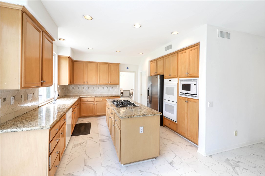 Spacious countertops - 27 Vienne, Irvine CA 92606 - photo 7