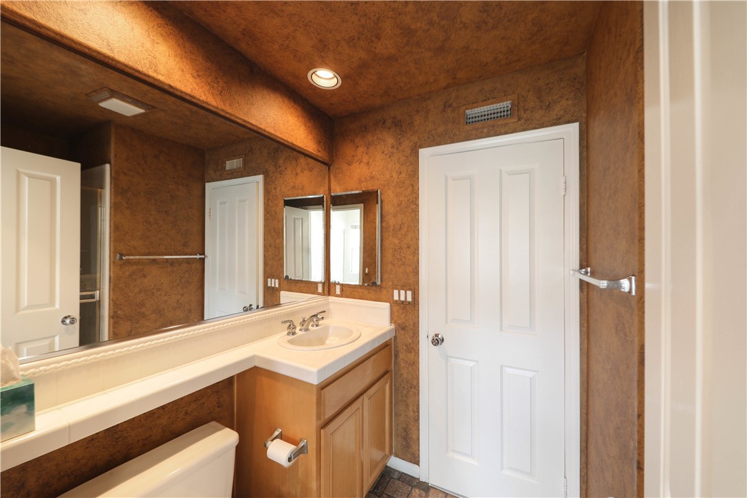 En-suite first level bathroom - 27 Vienne, Irvine CA 92606 - photo 12