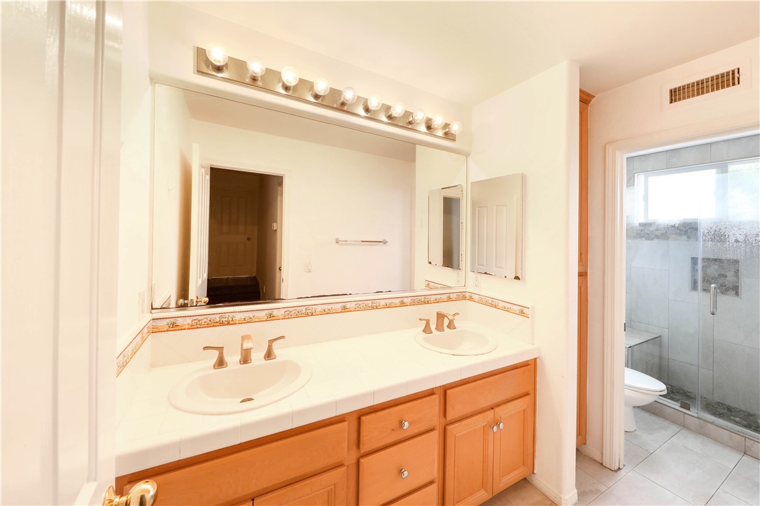 Second level bathroom with dual sinks - 27 Vienne, Irvine CA 92606 - photo 21