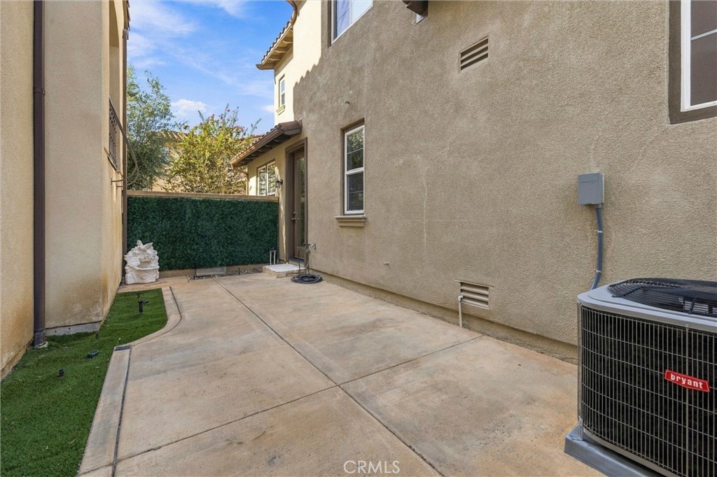 Side yard photo - 301 Tall Oak, Irvine CA 92603 - photo 30