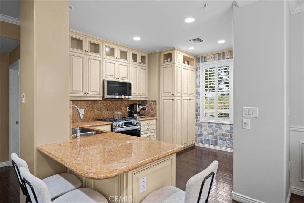 Beautiful buttercream finishing in the kitchen - 3160 Watermarke, Irvine CA 92612 - photo 12
