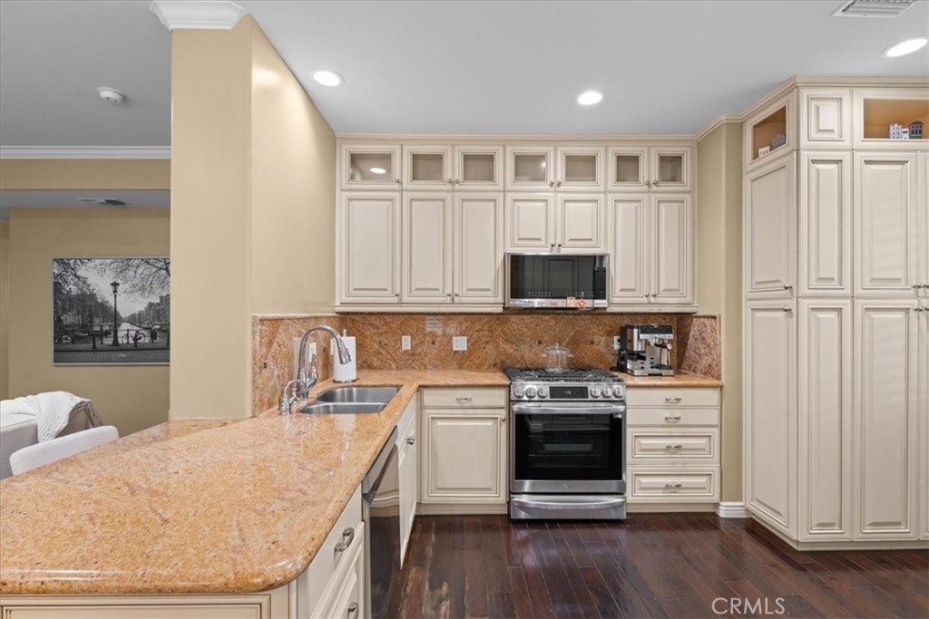 Granite countertop - 3160 Watermarke, Irvine CA 92612 - photo 13