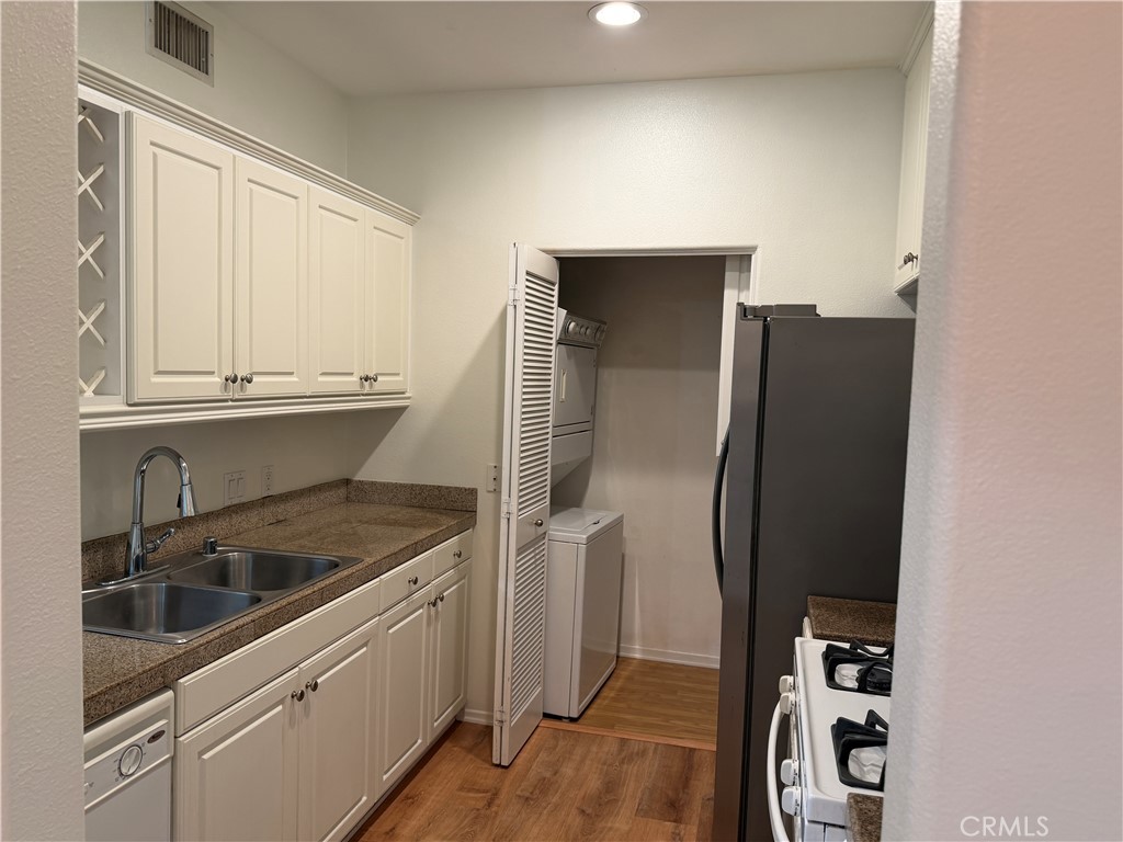 Kitchen - 3210 Watermarke, Irvine CA 92612 - photo 8