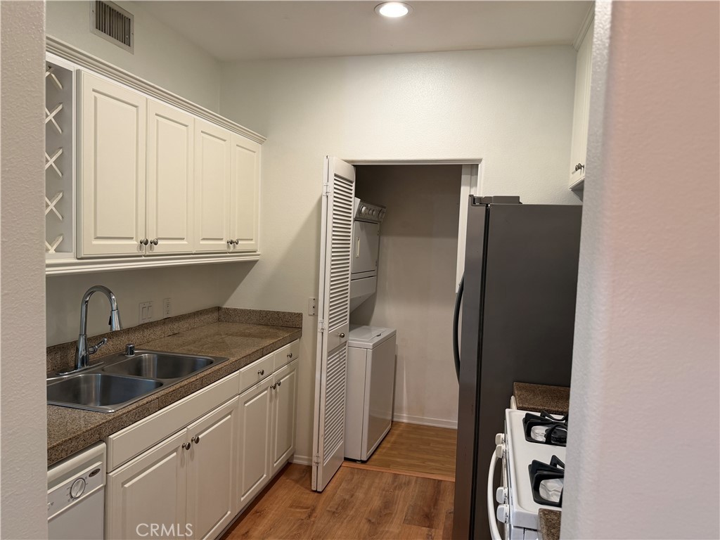 Kitchen - 3210 Watermarke, Irvine CA 92612 - photo 9