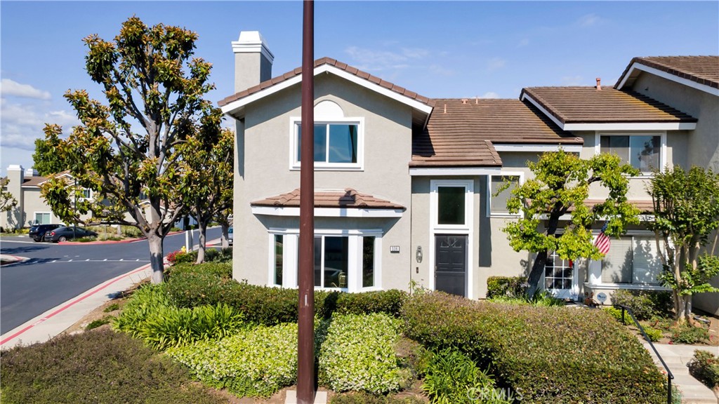 Wonderful corner townhome Inside the Loop! - 336 Fallingstar, Irvine CA 92614 - photo 1
