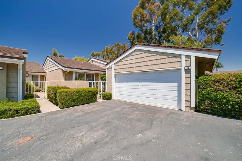 34 Lone Pine 40, Irvine, CA 92604