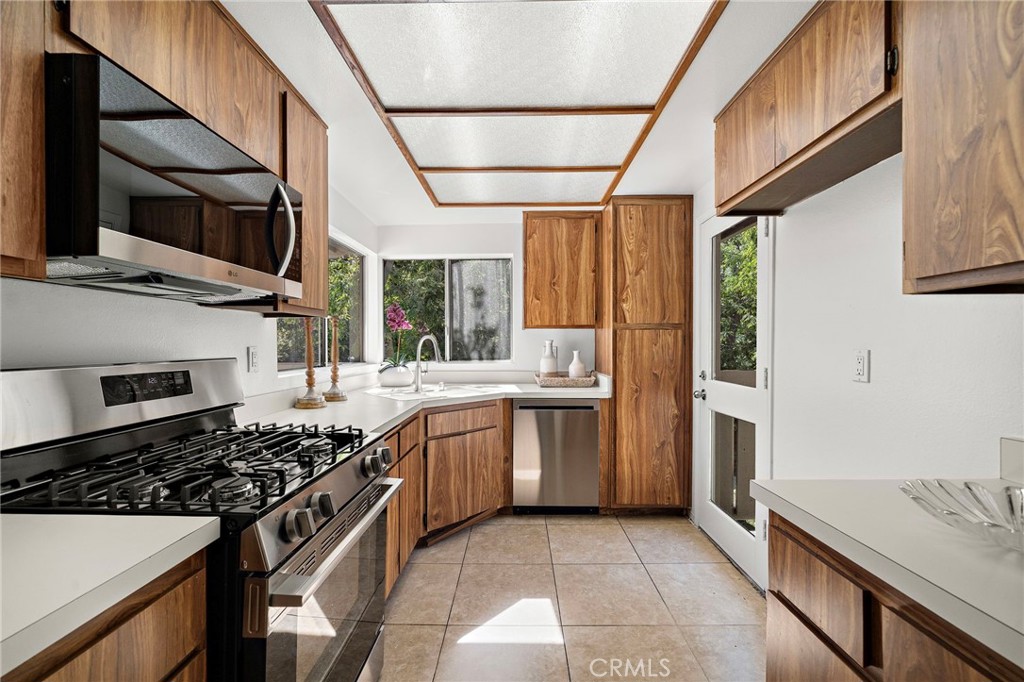 Bright and Open Kitchen with brand new stainless steel kitchen​​‌​​​​‌​​‌‌​​‌‌​​‌‌​​‌​​​‌‌​‌​​​​‌‌​‌​​ appliances - 39 Rockwood 23, Irvine CA 92614 - photo 12