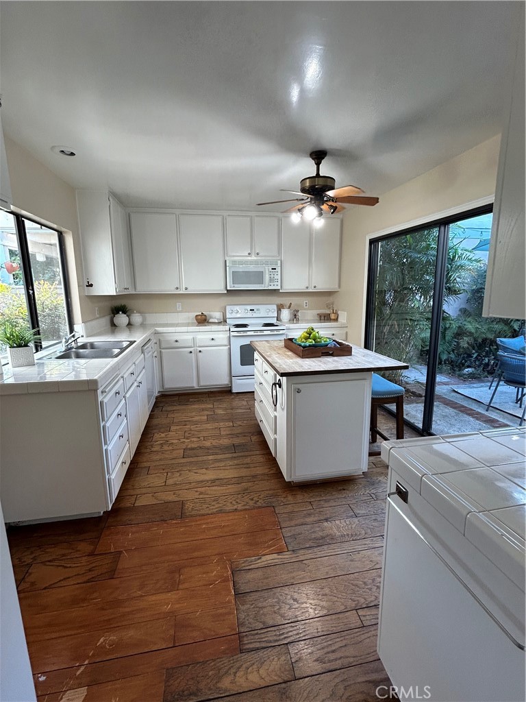 Kitchen overlooking the courtyard with a gourmet counter. - 39 Willowgrove, Irvine CA 92604 - photo 17