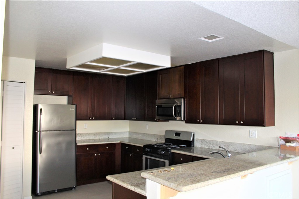 42 Columbia 11, Irvine CA 92612 - photo 2