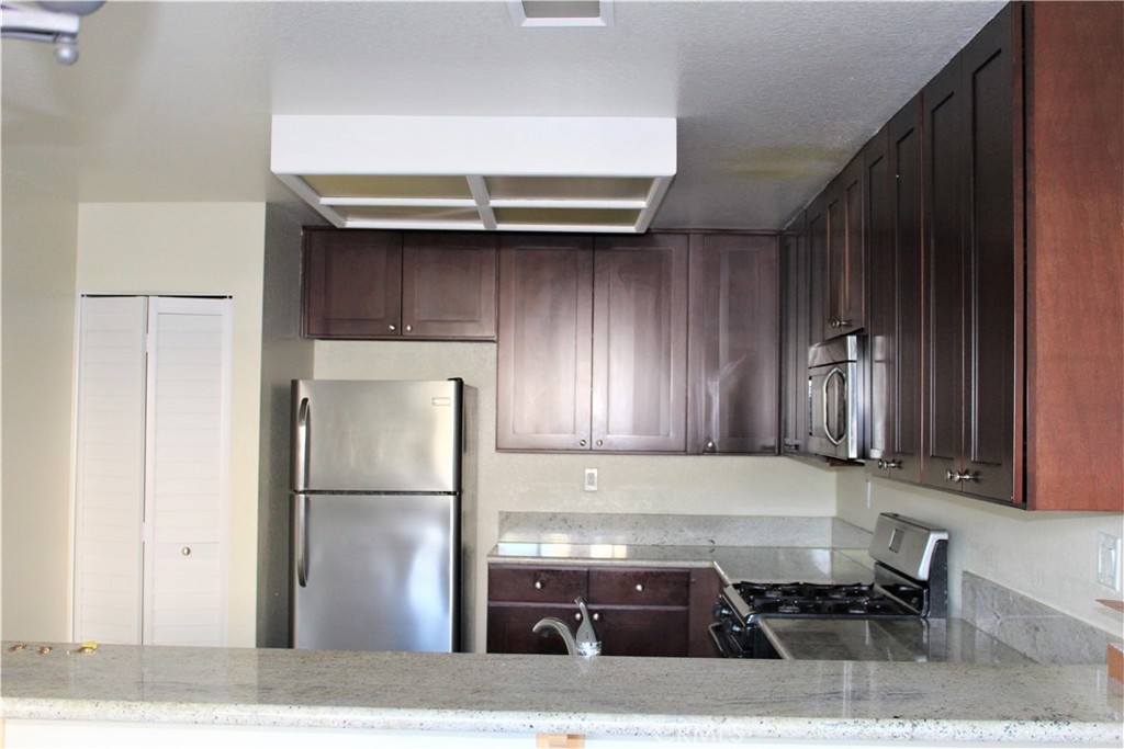 42 Columbia 11, Irvine CA 92612 - photo 3