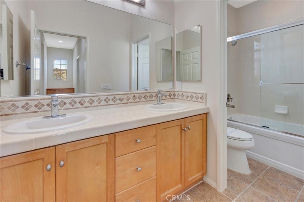Hall bath 2nd floor, dual sinks, separate privacy toilet and shower over tub with glass enclosure - light and bright! - 47 Canopy, Irvine CA 92603 - photo 24