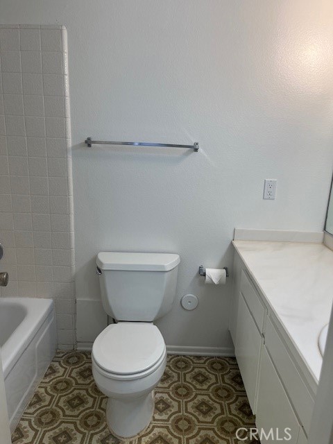 Front bath with tub/shower - 5 Cashew, Irvine CA 92612 - photo 11
