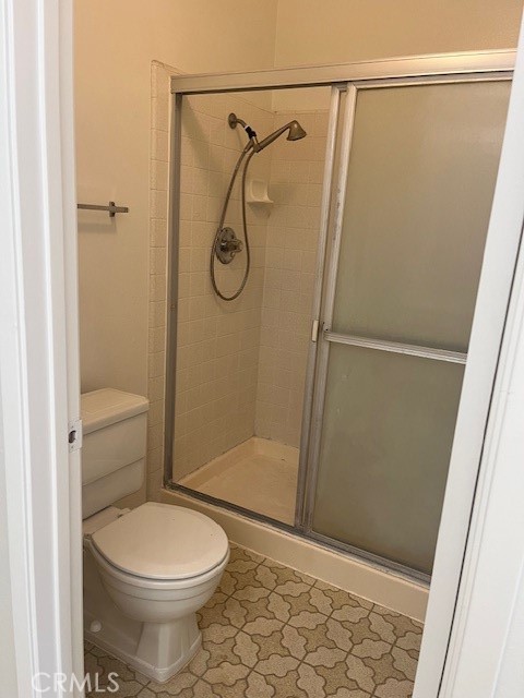Rear bath with shower - 5 Cashew, Irvine CA 92612 - photo 14