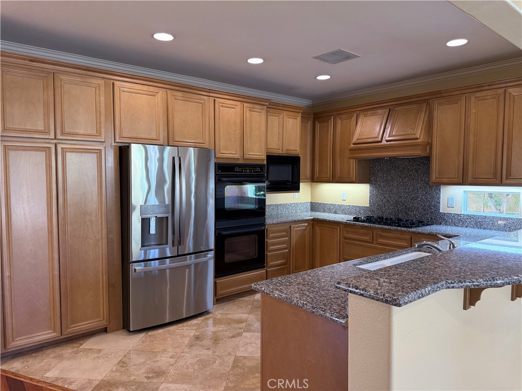 Well equipped kitchen. - 5 Stonegate, Irvine CA 92602 - photo 6