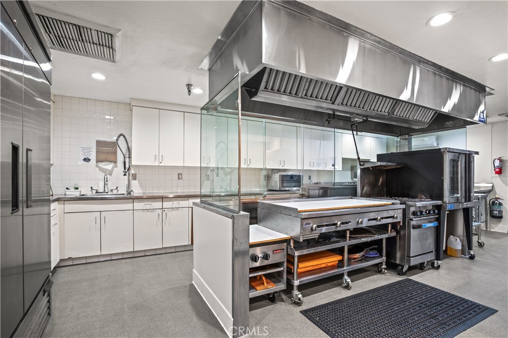 Clubhouse kitchen - 5200 Irvine Blvd. 369, Irvine CA 92620 - photo 44