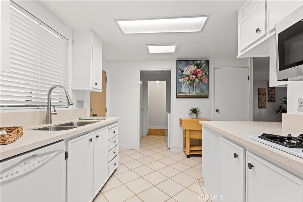 Kitchen - 5200 Irvine Boulevard 254, Irvine CA 92620 - photo 14