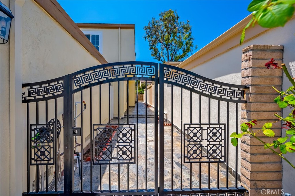 53 Willow Tree Ln, Irvine CA 92612 - photo 3
