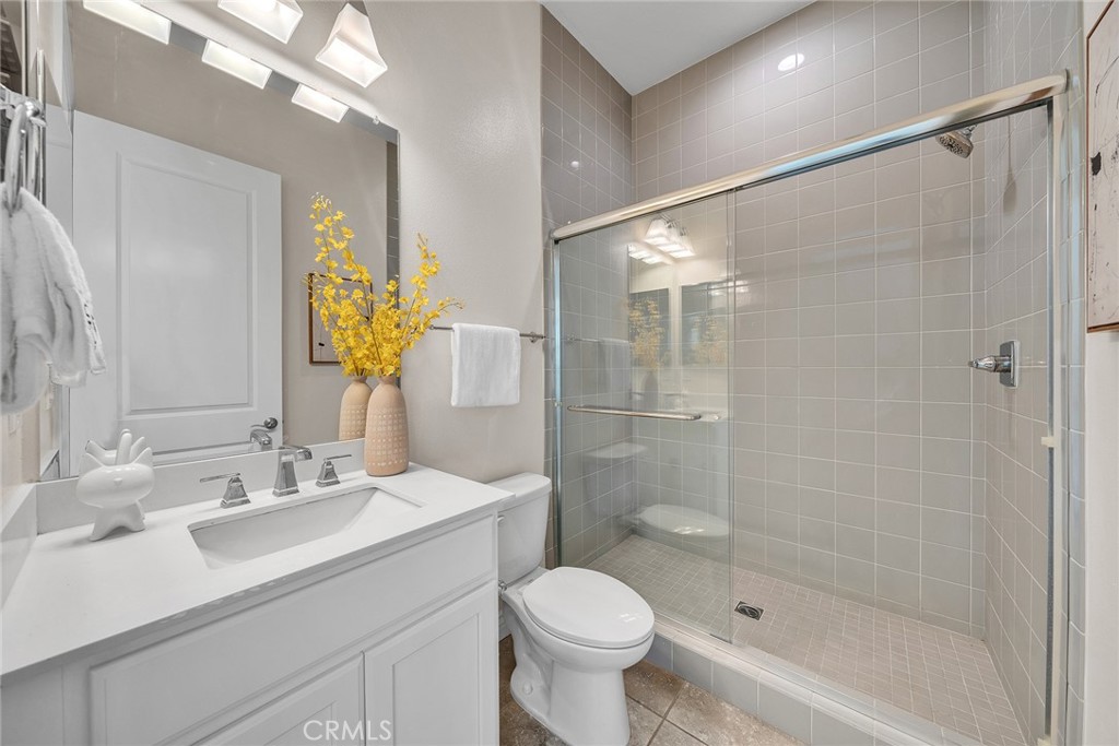 Ground Level Bedroom With Ensuite Bathroom - 60 Sherwood, Irvine CA 92620 - photo 29